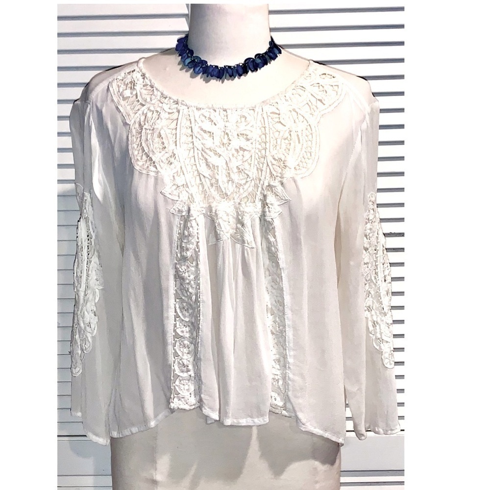 Willow & Clay Ivory Crocheted blouse Women’s size Medium